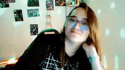Snapshot of issis_demon chatting on 02.16.25 Yiz online show from 02.16.25