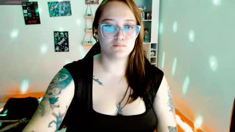 Snapshot of issis_demon chatting on 02.23.25 Yiz online show from 02.23.25