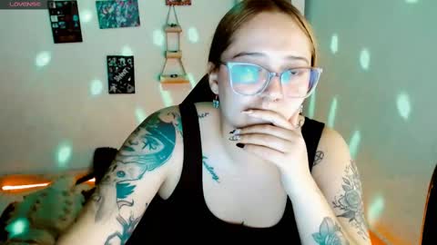 Snapshot of issis_demon chatting on 03.04.25 Yiz online show from 03.04.25