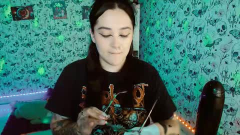Snapshot of issis_demon chatting on 10.05.25 Yiz online show from 10.05.25