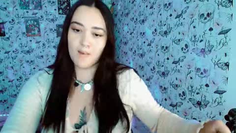 Snapshot of issis_demon chatting on 10.10.25 Yiz online show from 10.10.25