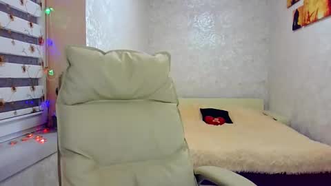Snapshot of itslunaday chatting on 02.19.25 itslunaday online show from 02.19.25