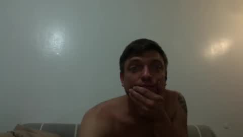 Snapshot of izealvaro chatting on 10.15.25 izealvaro online show from 10.15.25