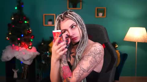 Snapshot of jade_castle chatting on 12.15.24 jade_castle online show from 12.15.24