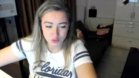 Snapshot of jamielane chatting on 12.02.25 jamielanecb online show from 12.02.25