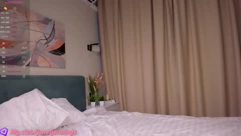 Day Alice Night Stella online show from 10.22.25