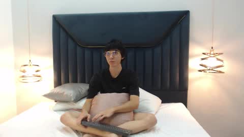 Snapshot of jeffbellfort chatting on 11.19.25 JeffBellfort online show from 11.19.25