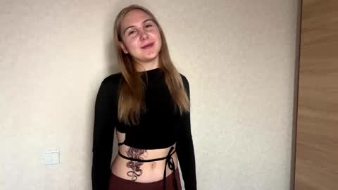 Snapshot of jennimarquis chatting on 10.08.25 Emilia online show from 10.08.25