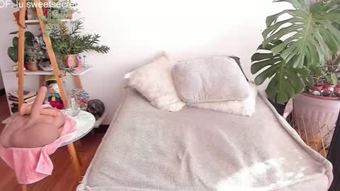 Snapshot of jessylu_ chatting on 11.19.25 JessyLu online show from 11.19.25