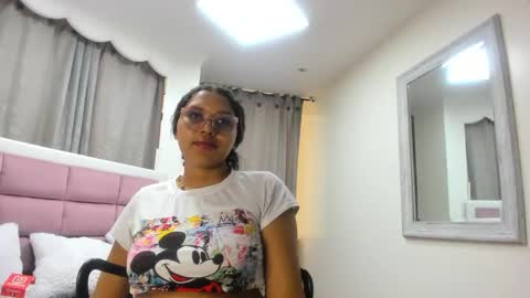 Snapshot of jimena_bell chatting on 10.01.25 Jimena online show from 10.01.25