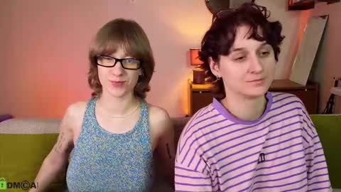 Snapshot of jitoon_exe chatting on 10.19.25 Hey Guys We are Julia ginger  Tina brunette online show from 10.19.25