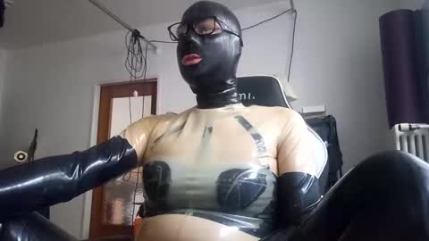 Snapshot of joanesxfree chatting on 12.06.24 The sweetest toy online show from 12.06.24