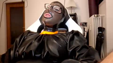 Snapshot of joanesxfree chatting on 09.11.25 The sweetest toy online show from 09.11.25