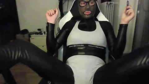 Snapshot of joanesxfree chatting on 10.28.25 The sweetest toy online show from 10.28.25