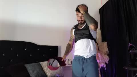 Snapshot of john_and_louis chatting on 11.08.25 John online show from 11.08.25