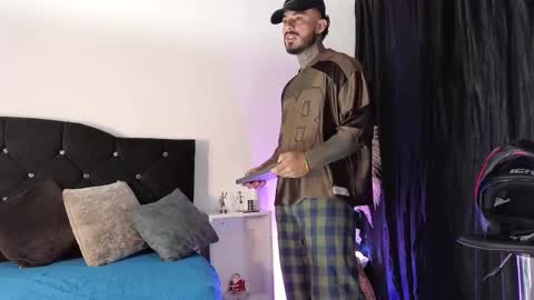 Snapshot of john_and_louis chatting on 11.10.25 John online show from 11.10.25