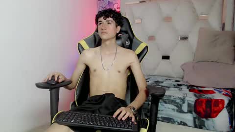 Snapshot of johnny_cagee chatting on 10.01.25 johnny_cagee online show from 10.01.25