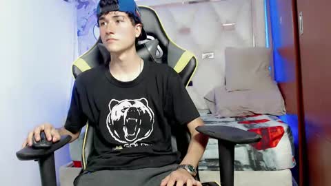 Snapshot of johnny_cagee chatting on 10.12.25 johnny_cagee online show from 10.12.25