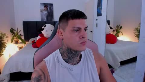 Snapshot of johny_multicum chatting on 10.10.25 Johny online show from 10.10.25