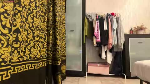 Snapshot of jolenehigashi chatting on 11.22.25 Jolene online show from 11.22.25