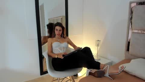 Snapshot of jolie_lov chatting on 03.01.25 jolie_lov online show from 03.01.25