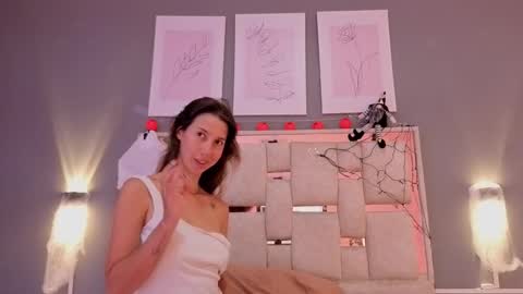 Snapshot of jolie_lov chatting on 10.01.25 jolie_lov online show from 10.01.25