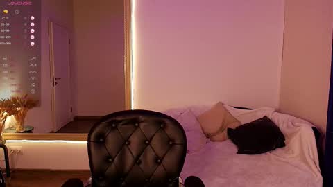 Snapshot of jolly_bean chatting on 10.17.25 Polly online show from 10.17.25