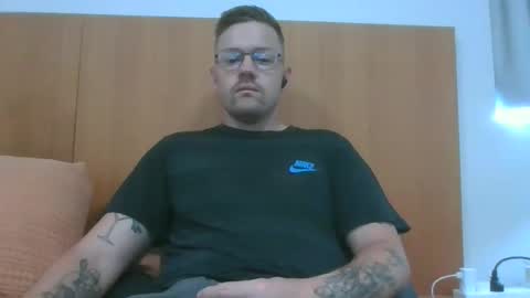 Snapshot of jonoy1995 chatting on 02.15.25 jonoy1995 online show from 02.15.25