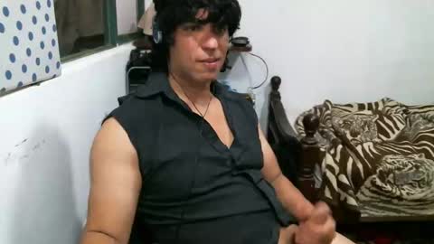 Snapshot of juanito2727 chatting on 12.15.24 amor online show from 12.15.24