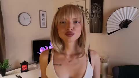 Snapshot of judith_belly chatting on 11.05.25 Eva online show from 11.05.25