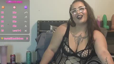 Snapshot of julesssnextdoor chatting on 12.08.24 Julesss online show from 12.08.24