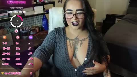 Snapshot of julesssnextdoor chatting on 09.12.25 Julesss online show from 09.12.25