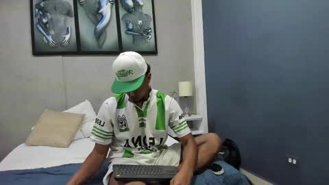 Snapshot of julian_billy chatting on 12.23.24 julian billy online show from 12.23.24