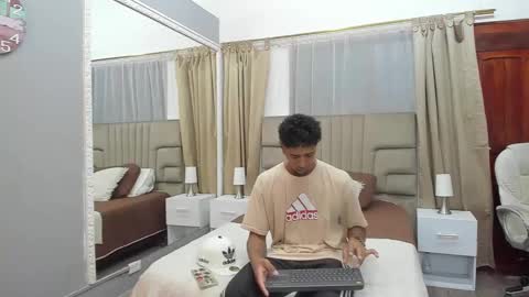 Snapshot of julian_billy chatting on 02.13.25 julian billy online show from 02.13.25