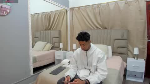 Snapshot of julian_billy chatting on 02.20.25 julian billy online show from 02.20.25