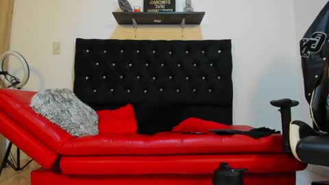 julian_wallace online show from 02.24.25