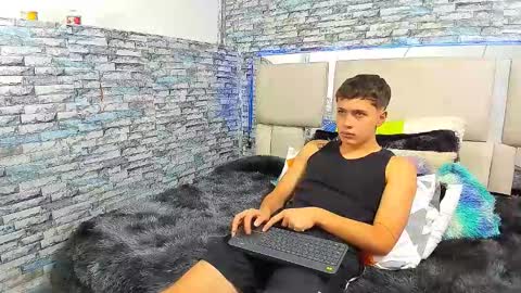 Snapshot of julian_wolf18 chatting on 09.29.25 julian online show from 09.29.25