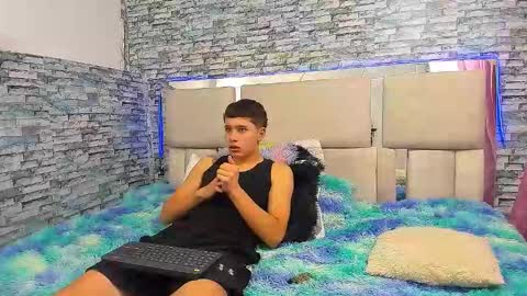 Snapshot of julian_wolf18 chatting on 10.15.25 julian online show from 10.15.25