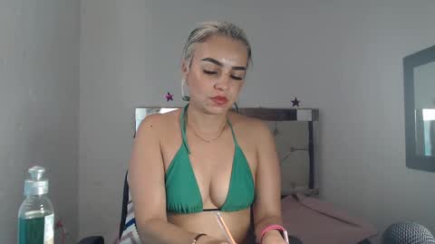 Snapshot of julieta__fox_ chatting on 01.09.25 julieta__fox_ online show from 01.09.25