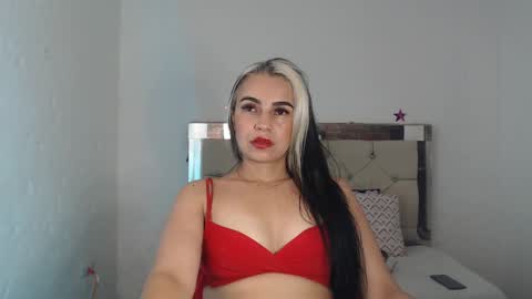 Snapshot of julieta__fox_ chatting on 01.11.25 julieta__fox_ online show from 01.11.25