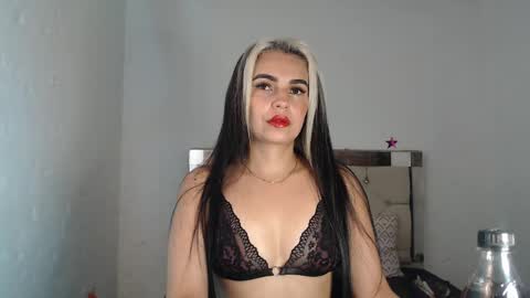 Snapshot of julieta__fox_ chatting on 01.12.25 julieta__fox_ online show from 01.12.25