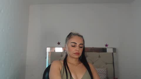 Snapshot of julieta__fox_ chatting on 01.14.25 julieta__fox_ online show from 01.14.25