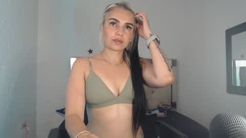 Snapshot of julieta__fox_ chatting on 01.14.25 julieta__fox_ online show from 01.14.25