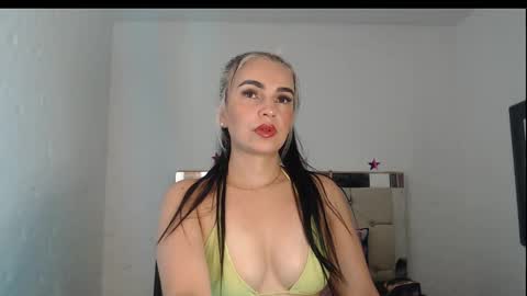 Snapshot of julieta__fox_ chatting on 01.15.25 julieta__fox_ online show from 01.15.25
