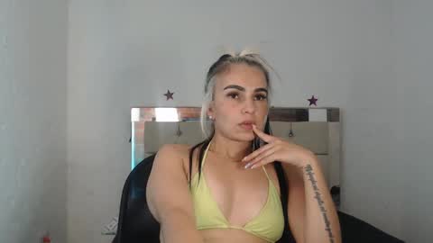 Snapshot of julieta__fox_ chatting on 01.15.25 julieta__fox_ online show from 01.15.25