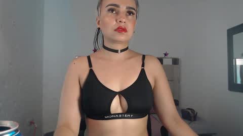 Snapshot of julieta__fox_ chatting on 01.17.25 julieta__fox_ online show from 01.17.25
