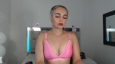 Snapshot of julieta__fox_ chatting on 01.24.25 julieta__fox_ online show from 01.24.25
