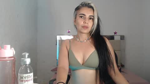 Snapshot of julieta__fox_ chatting on 01.31.25 julieta__fox_ online show from 01.31.25