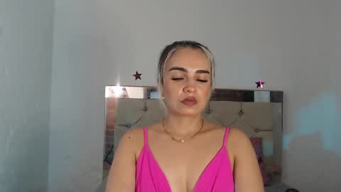 Snapshot of julieta__fox_ chatting on 02.08.25 julieta__fox_ online show from 02.08.25