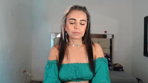 Snapshot of julieta__fox_ chatting on 02.19.25 julieta__fox_ online show from 02.19.25